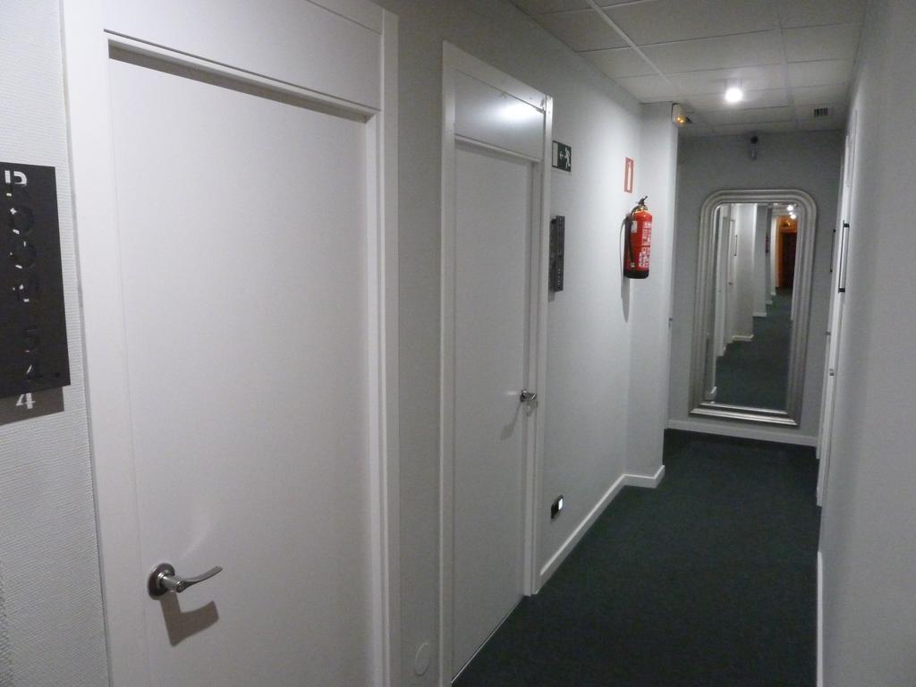 Hostal Lauria Madrid Luaran gambar