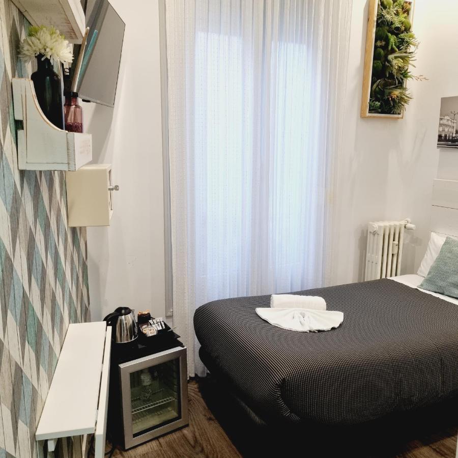 Hostal Lauria Madrid Luaran gambar