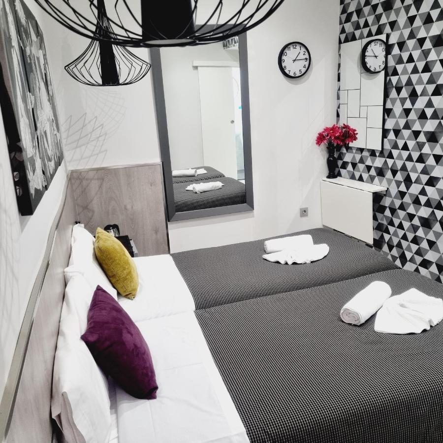 Hostal Lauria Madrid Luaran gambar