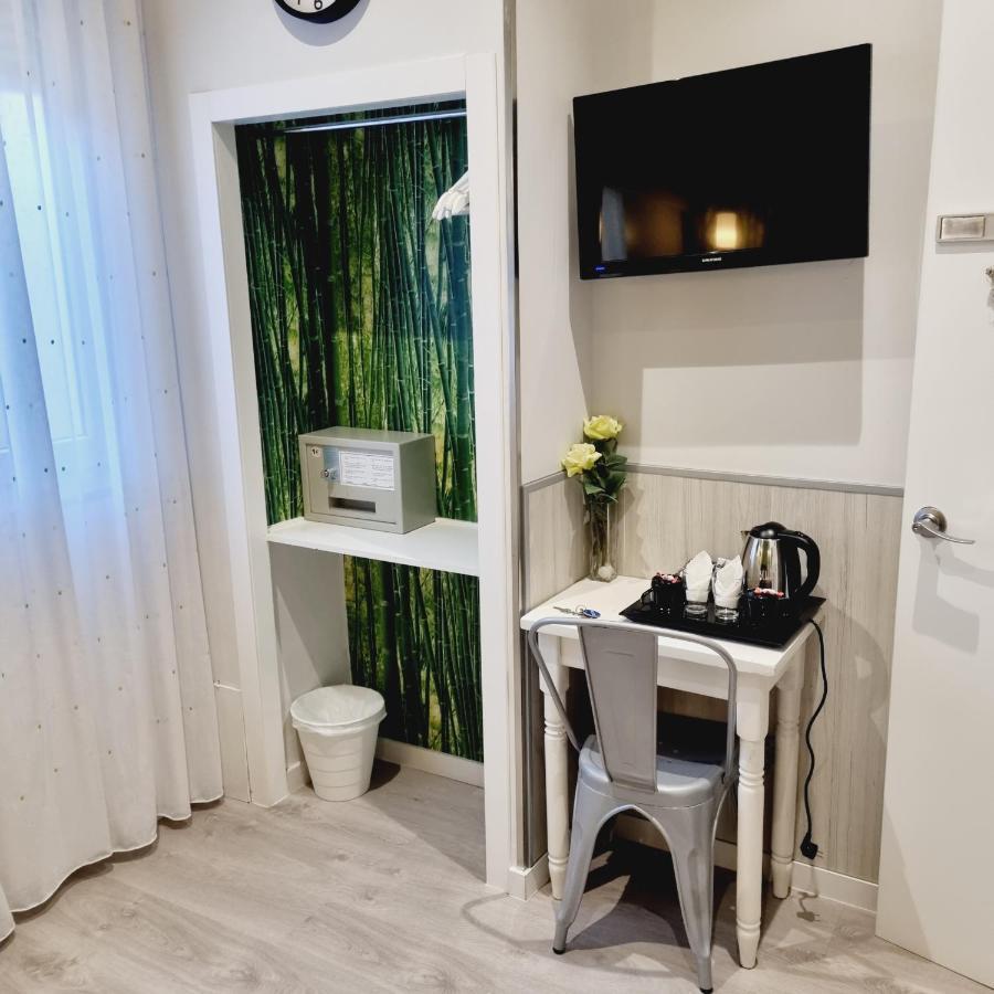 Hostal Lauria Madrid Luaran gambar