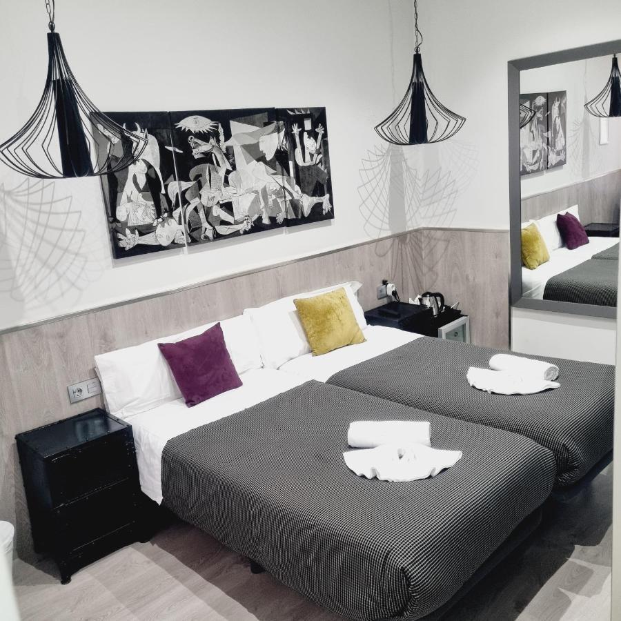 Hostal Lauria Madrid Luaran gambar